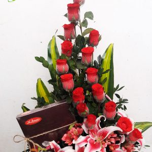 hermoso arreglo floral en cusco con rosas, lirios y chocolates