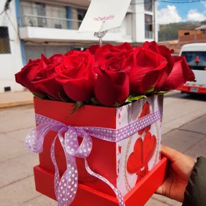 arreglo de rosas en caja para ella