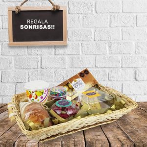 Desayunos sorpresas con sandwich, jugos, ensalada de frutas y más