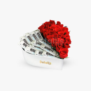 Caja de corazon con rosas y chocolate hershey