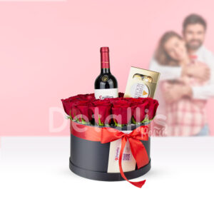 Linda Caja de rosas, vino y chocolate. Ideal para aniversarios, cumpleaños o para toda ocasión.