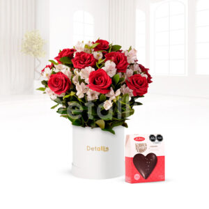 Combinación perfecta entre rosas y caja de chocolate iberica de corazon